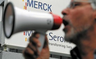 Les salariés de Merck Santé et Serono, menacés de licenciements, ont débrayé lundi.