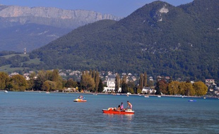 Le Lac d'Annecy, parfois surnommé le «Lac Bleu» est situé dans les Alpes, en Haute-Savoie.