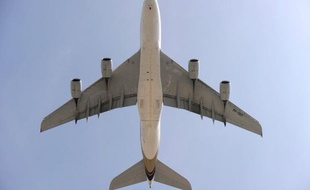 L'Association internationale des transports aériens (IATA) a révisé à la hausse lundi ses prévisions de bénéfices pour les compagnies aériennes mondiales pour 2012.