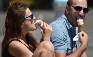 Des personnes mangent une glace le 6 janvier 2015 à Sydney