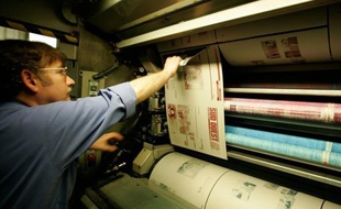 La direction du journal Sud Ouest a annoncé vendredi un projet de suppression de 180 emplois sur plus d'un millier, visant notamment la rédaction et la confection du journal, qu'il entend discuter avec les partenaires sociaux mais qui a aussitôt provoqué une grève au journal.