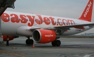 Illustration avion Easyjet a l'arrivee a l'aeroport Toulouse Blagnac. Logo manoeuvres dechargement des bagages.
Compagnie low cost Easy jet.