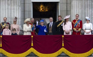 La reine Elizabeth II (C) entourée des membres de la famille royale britannique.