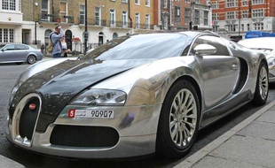 Une Bugatti Veyron finition chrome devant le Berkeley hotel, à Londres, le 5 août 2010.
