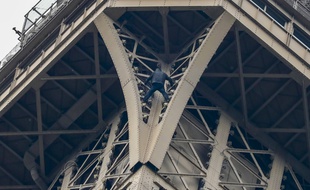 Une personne a été détectée en train d'escalader la Tour Eiffel ce lundi.