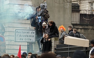 Les lycéens ont manifesté devant le rectorat de l'Académie de Lille.