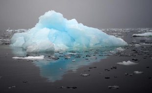 Un iceberg flottant dans l'Antarctique le 2 mars 2016. Cette région sauvage est menacée par le réchauffement climatique