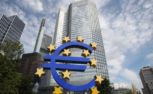 Symbole de l'euro en superposition sur la façade de la BCE à Francfort