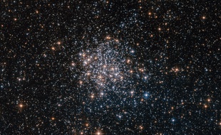 Photo prise par le télescope spatial Hubble de l'amas stellaire NGC 1854, dans une galaxie proche de la nôtre.