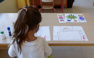 Une élève de maternelle (image d'illustration).