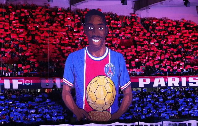 Avant même le coup d’envoi de la rencontre entre le PSG et Auxerre, les supporteurs parisiens ont tenu à rendre hommage à leur nouveau Ballon d’Or Ousmane Dembélé.