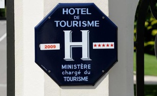 Lundi, à l'entrée des hôtels, les panneaux octogonaux bleu marine et leurs étoiles devront avoir disparu, remplacés ou non par les rectangles bordeaux et argent mat symboles du nouveau classement, censés moderniser l'hôtellerie française mais qui n'a pas connu de réel engouement.