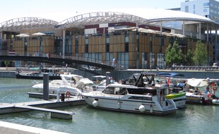 La darse nautique du quartier de la Confluence à Lyon.