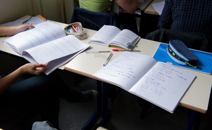 Un cours dans un lycée. Illustration.