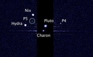 Image capturée par le téléscope Hubble des cinq lunes gravitant autour de Pluton, le 7 juillet 2012.