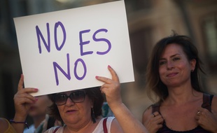 Une femme lors d'une manifestation en juin 2019 pour réclamer plus de sévérité de la justice vis-à-vis des violeurs.
