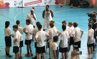 Rudy Gobert a passé une après-midi avec une vingtaine d'adolescents dans le 17e arrondissement de Paris, le 18 septembre 2021.