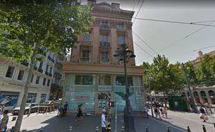 La bâtiment municipal squatté puis évacué par la police à Marseille.