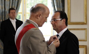 Jean-Louis Georgelin, grand chancelier de la Légion d'honneur, nomme François Hollande Grand croix de la légion d'honneur, le 15 mai 2012.