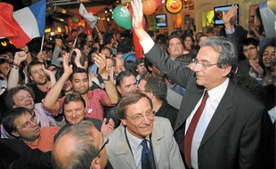 231A la Salamandre (1), QG des supporters du PS, les militants ont salué la victoire de François Hollande, avant d'affluer par centaines sur la place Kléber (2). Le maire de Strasbourg Roland Ries (3) était de la fête.