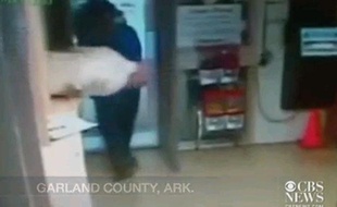 Capture d'écran d'une vidéo de CBS montrant un détenu s'échappant par la fenêtre du parloir dans l'Arkansas, le 1er août 2013.