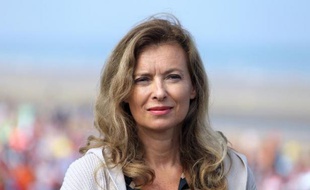 Valérie Trierweiler a annoncé vendredi à l'AFP qu'elle allait déposer une plainte pour "atteinte à la vie privée" contre le magazine Closer, qui publie vendredi des photos de l'ex-compagne de François Hollande en maillot de bain sur les plages de l'île Maurice.