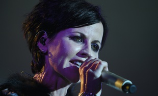 Dolores O'Riordan en concert à Cognac en juillet 2016.