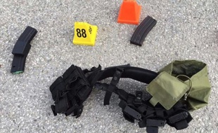 Photo fournie par le shérif du comté de San Bernardino montrant les armes que portaient les suspects de la tuerie perpétrée, le 2 décembre 2015, lors d'un déjeuner de Noël en Californie