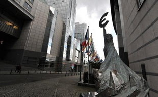 Le taux d'emprunt à 10 ans de l'Espagne se tendait vendredi en fin de matinée pour repasser au-dessus des 7%, alors que la réunion de l'eurogroupe qui doit approuver l'aide aux banques espagnoles se déroulait le même jour.