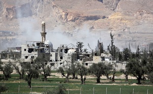 De la fumée s'échappe de bâtiments en périphérie de Douma, le 8 avril 2018.