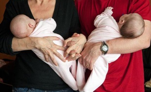 Un couple des Français avec leurs jumeaux nés d'une mère porteuse ukrainienne, le 14 avril 2011 dans la ville de Uzhgorod