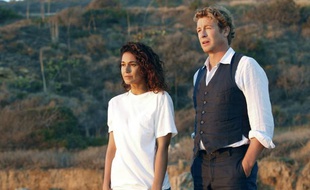 Emmanuelle Chriqui et Simon Baker dans la série «The Mentalist».