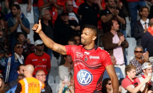 Le Toulonnais Delon Armitage célèbre au stade Vélodrome, avec les supporters, la victoire de son équipe contre Munster le 27 avril 2014.