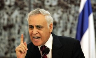 L'ancien président israélien Moshé Katzav, condamné à sept ans de prison ferme pour viols, a été écroué mercredi dans la prison de Maasiyahu au sud de Tel-Aviv, a constaté un photographe de l'AFP.