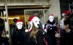 "Bonjour, demandez à vos vendeurs s'ils sont stagiaires": le collectif Génération Précaire s'est invité samedi aux Galeries Lafayette et chez Fauchon, à Paris, pour alerter les clients sur le recours à des stagiaires non rémunérés dans de nombreuses entreprises pendant les fêtes.