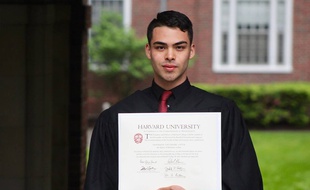Un étudiant impressionne les internautes en racontant comment il s’est battu pour faire vivre sa famille et suivre ses cours à Harvard…