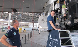 André Borschberg (à gauche) discutent avec des ingénieurs de Solar Impulse 2, à l'aéroport de Kapolei, à Hawaï, le 15 juillet 2015.