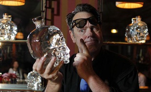 Paris le 15 mai 2013. Dan Aykroyd acteur americain presente sa bouteille de Vodka Crystal Head Vodka en forme de crane humain en cristal.