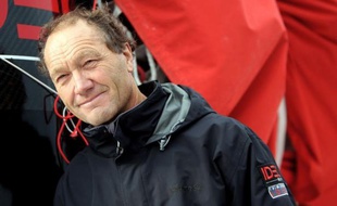 Le Français Francis Joyon, à la barre de son maxi trimaran Idec II (29,70 m), a pulvérisé vendredi son propre record de la Route de la Découverte, entre Cadix (Espagne) et San Salvador (Bahamas), avec un temps de course de 8 jours, 16 heures et 07 minutes.