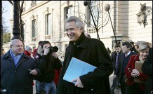 Le Premier ministre Dominique de Villepin est convoqué jeudi comme "témoin" par les deux juges d'instruction qui enquêtent sur Clearstream, une audition très attendue dans cette affaire de manipulation calomnieuse qui a atteint le sommet de l'Etat.