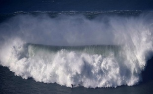 Benjamin Sanchis pourrait bien avoir surfé la plus grande vague du monde au Portugal, le 11/12/2014.