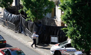 La police devant la maison des Dupont de Ligonnes où quatre corps ont été retrouvés à Nantes.