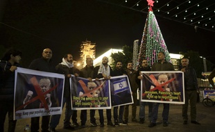 Des Palestiniens manifestent à Bethléem contre la reconnaissance par Trump de Jérusalem comme capitale d'Israël, le 6 décembre 2017.