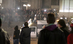 Personnes rassemblées devant la gare de Cologne, le 31 décembre 2015.