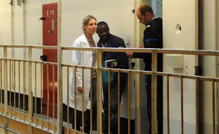 Mathilde Seigner dans le téléfilm de France 2 Médecin chef à la Santé.