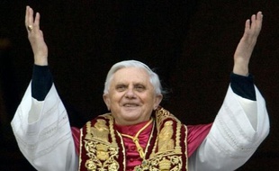 Quant à Joseph Ratzinger, il a choisi le nom de Benoît XVI en référence à Benoît XV, le pape de la paix au cours de la première guerre mondiale.