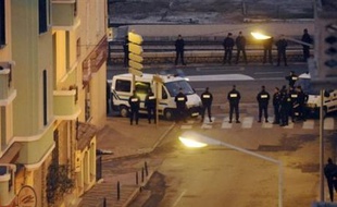 La cour d'assises spéciale de Paris, en déplacement en Corse dimanche dans le cadre du procès d'Yvan Colonna, est arrivée sur les lieux de l'assassinat du préfet Erignac, à la tombée de la nuit, comme prévu, a constaté un journaliste de l'AFP.