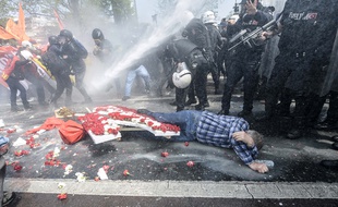 La police disperse la manifestation du 1er mai 2015 à Istanbul.