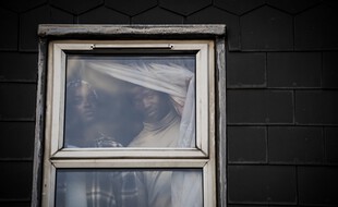 Wunmi Mosaku et Sope Dirisu dans « His House » de Remi Weekes