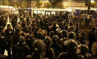 Plusieurs centaines de manifestants anti-Sarkozy se sont retrouvés lundi soir à Paris, place de la Bastille et alentours, pour une manifestation qui a dégénéré en affrontements avec la police, avec de nombreux bris de vitrines et plus d'une centaine d'arrestations.